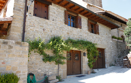 Antigua casa parroquial convertida en vivienda unifamiliar en Ardanaz de Izagaondoa