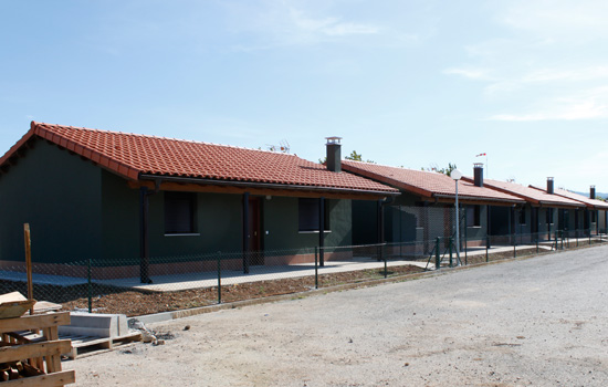 Construcción de 8 bungalows en el centro de vuelo de Lumbier