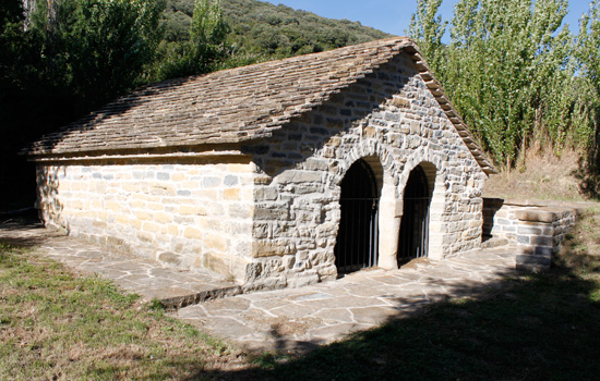 Rehabilitación de antigua fuente natural en el valle de Izagaondoa