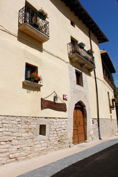 Rehabilitación de casa antigua en Ayesa para utilizarla como casa rural. Fachada