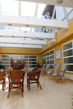 Antiguo patio abierto con jardin convertido en sala cubierta climatizada