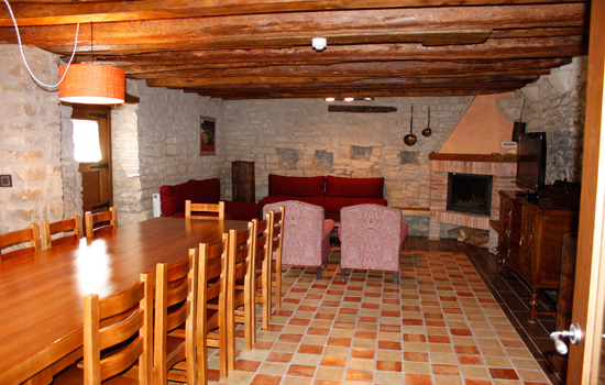 Rehabilitación de casa antigua en Ayesa para utilizarla como casa rural. Salón
